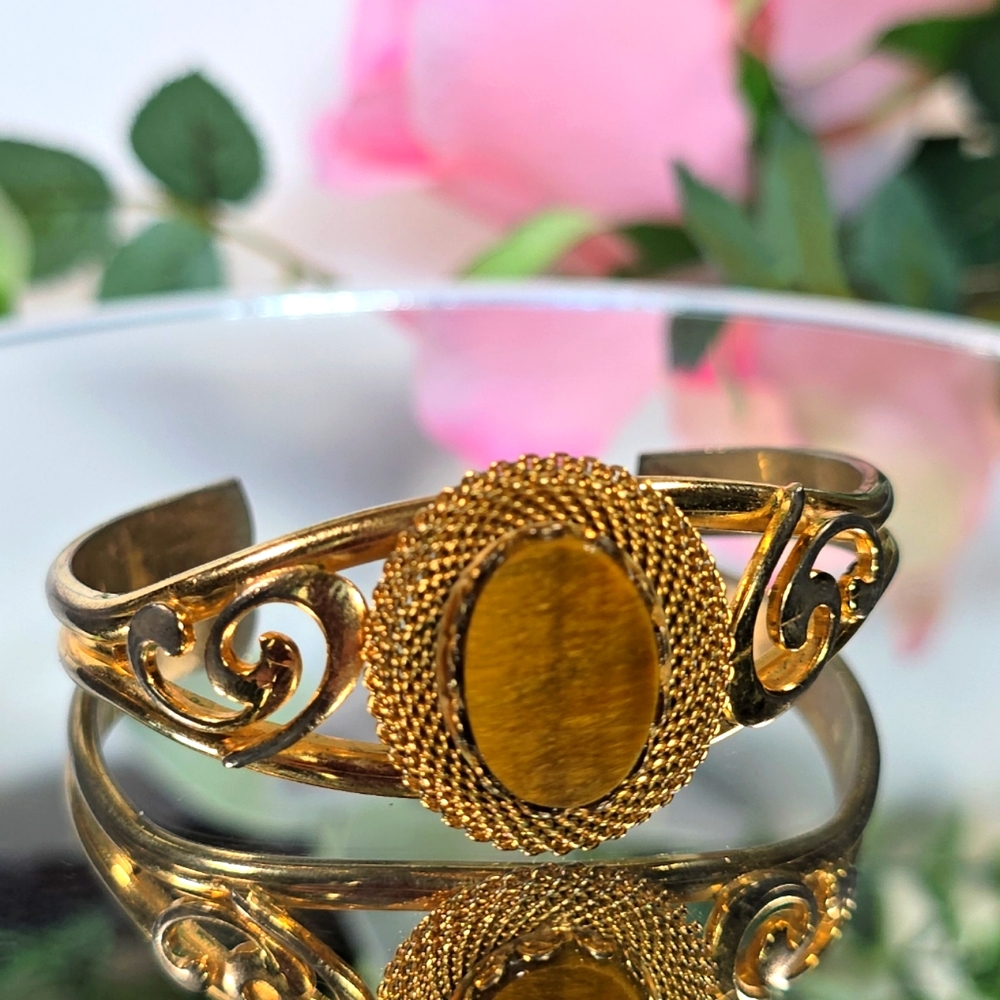 Golden Metal Bracelet with Tiger Eye Stone
